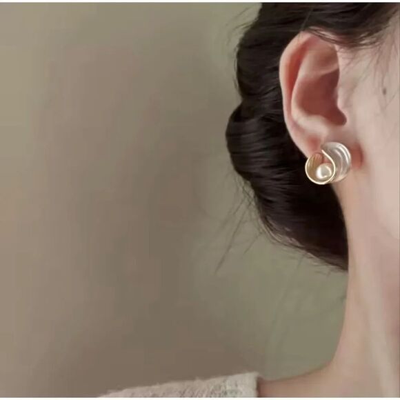 Boutique Brand Jewelry - NWOT Vintage Style Gold Swirl Pearl Stud Earrings  Sculptural Shell Statement